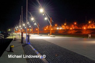 Hafenquartier Obereiderhafen Weg am Wasser bei Nacht, ausgeleuchtet durch Laternen