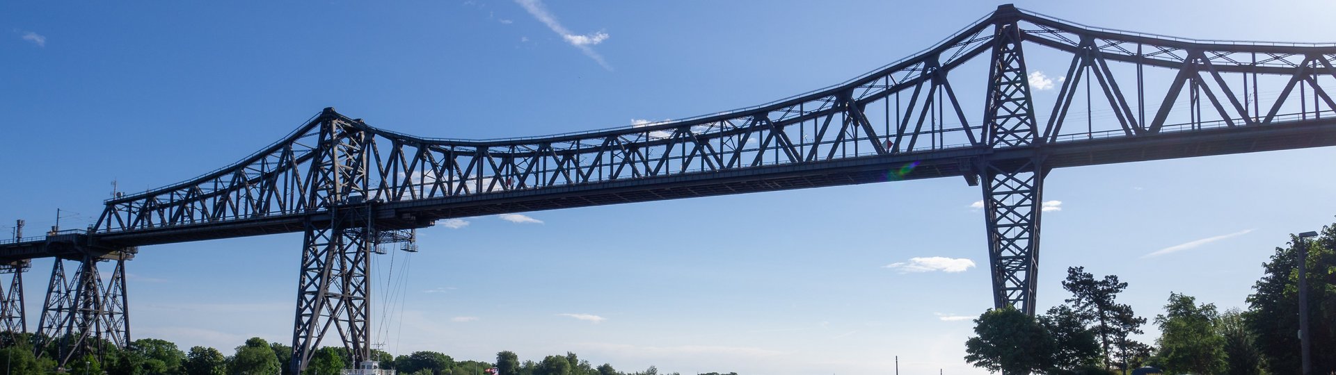 Die Rendsburger Eisenbahnhochbrücke vom Ufer des Kanals aus gesehen