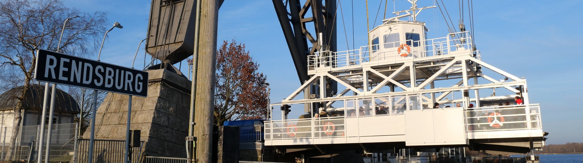 Die Schwebefähre auf der Rendsburger Uferseite des Kanals