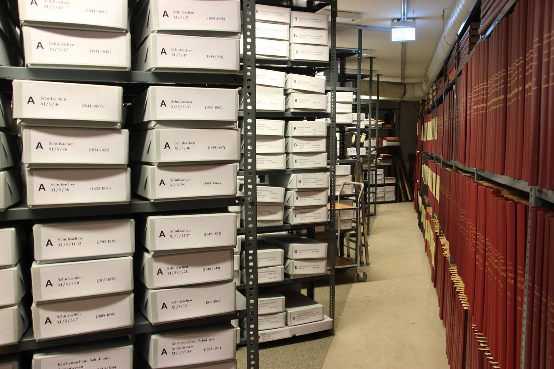 Innenansicht des Archives mit Regalen voll mit Dokumenten