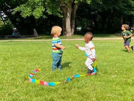 Spielende Kinder im Park