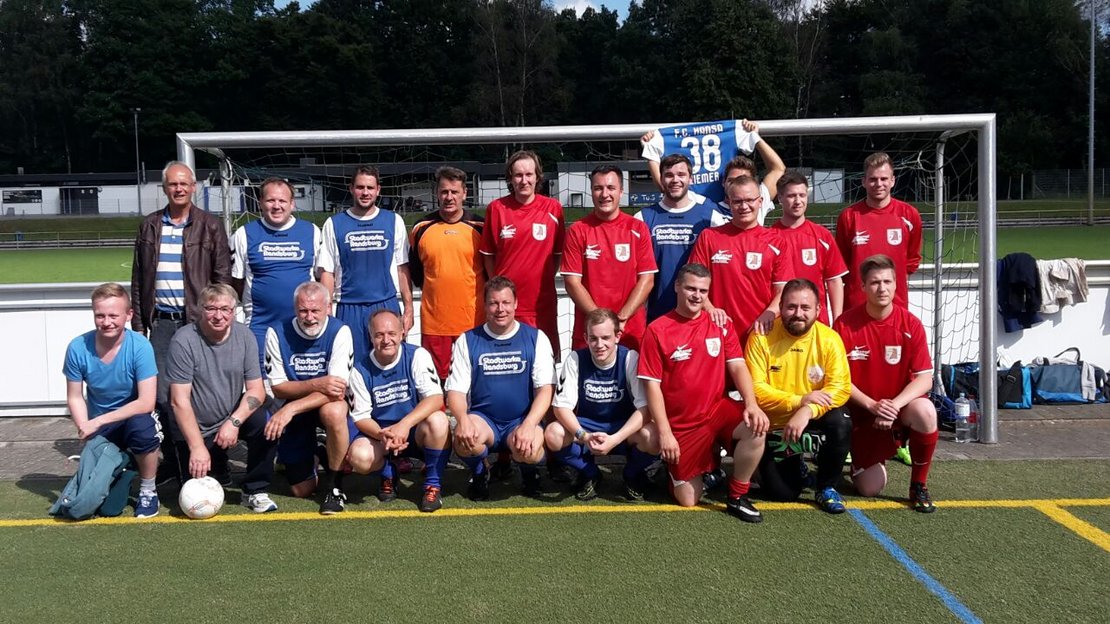 Rathenow und Rendsburg Betriebssportmannschaften. Gruppenbild vor einem Fußballtor