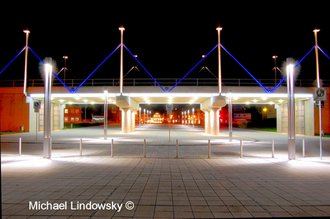 Hafenquartier Obereiderhafen beleuchtete Brücke bei Nacht