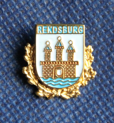 Nahaufnahme der Ehrennadel Stadt Rendsburg