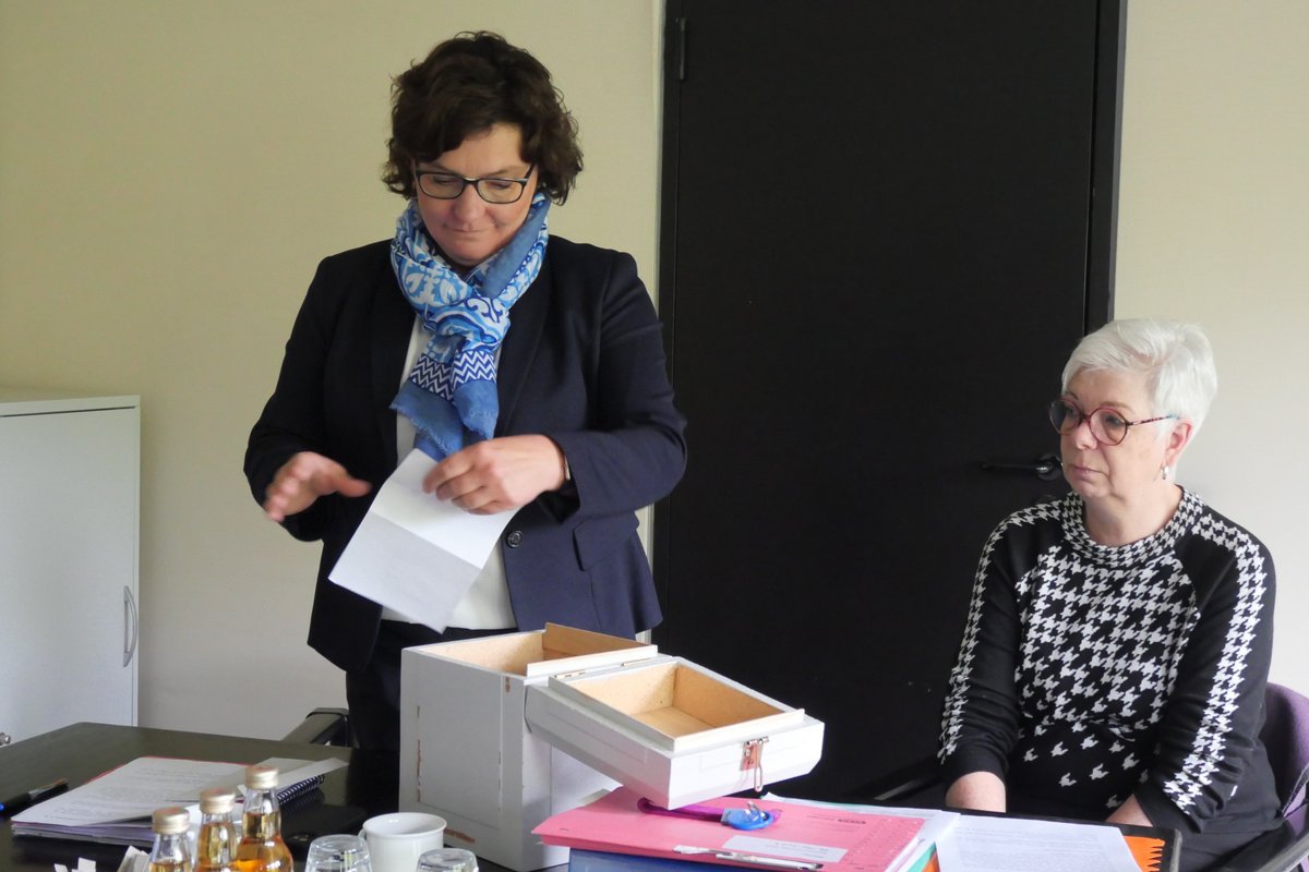 Bürgermeisterin Janet Sönnichsen nimmt in ihrer Funktion als Gemeindewahlleiterin den Losentscheid vor. Neben ihr sitzt Andrea Loose, Fachbereichsleiterin Bürgerdienste.