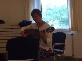 Eine Frau spielt die Gitarre