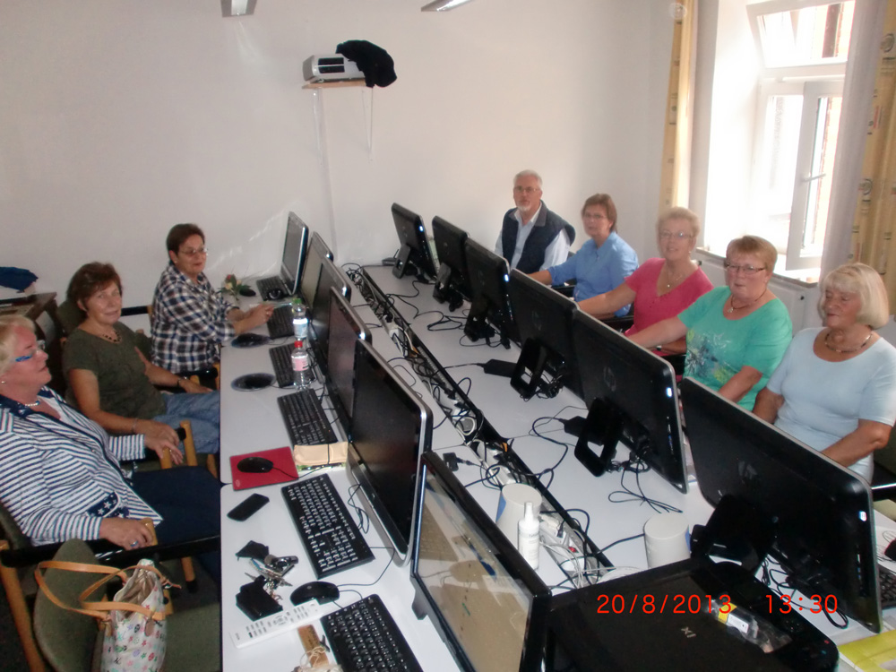 Der Senioren-Computerclub versammelt vor Rechnern in jeweils zwei Reihen gegenüber voneinander