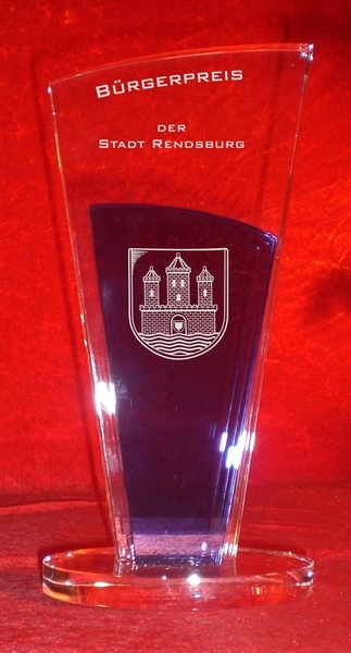 Glaspokal mit eingravierter Inschrift und dem Rendsburger Wappen