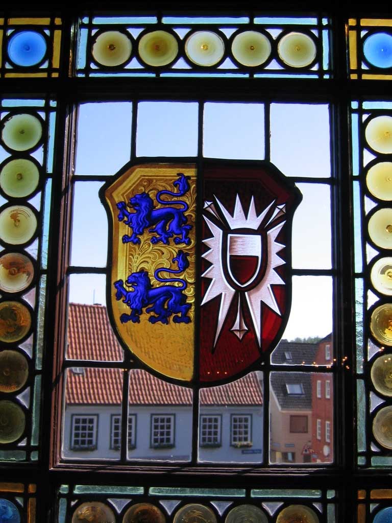Fenster des alten Rathauses mit dem Rendsburger Wappen